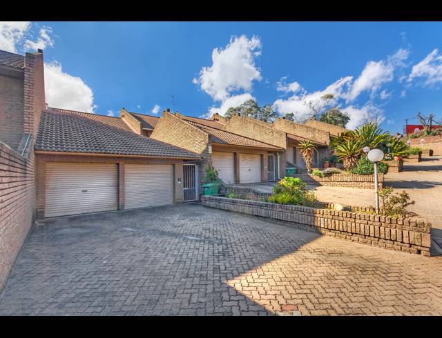 3 BEDROOM DUPLEX FOR SALE IN BRAMLEY NORTH